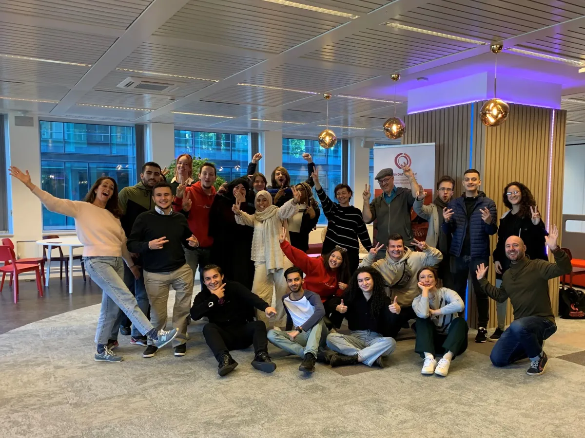 Photo de groupe avec les jeunes de la Fondation P&V