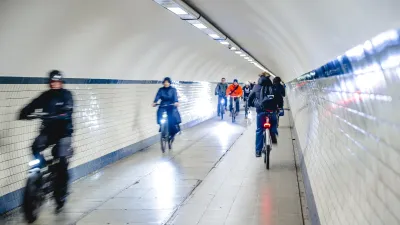 Fietsers in tunnel
